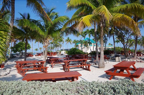 Oceanside Paradise: Kayaks, Free WiFi, A/C, Grill, Elevated Deck, 24hr Security