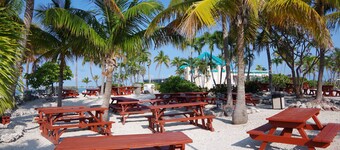 Oceanside Paradise: Kayaks, Free WiFi, A/C, Grill, Elevated Deck, 24hr Security