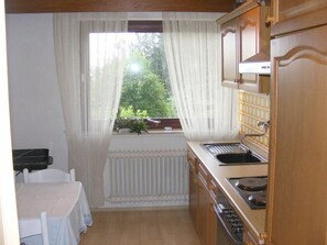 Een koelkast, een magnetron, een oven, een kookplaat