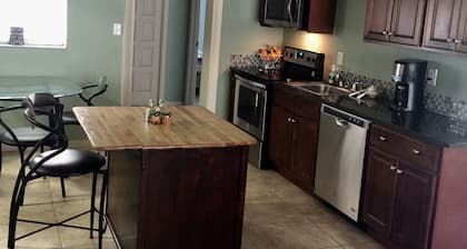 Breezy Cool Vacation Comfy House close to Beaches