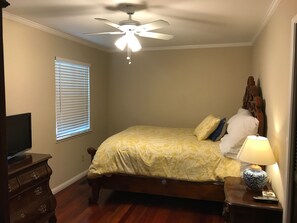 3 bedrooms, desk, WiFi, bed sheets