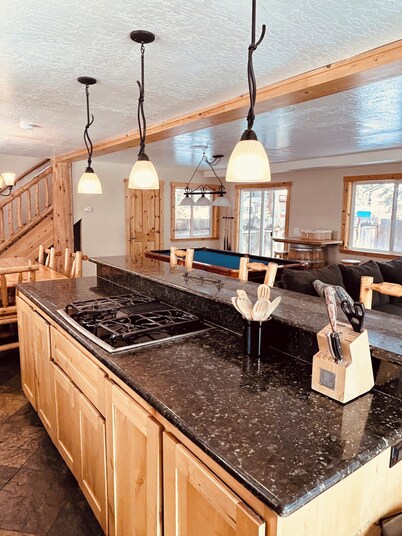 Home 1 mile from Lake, Casino, and Skiing