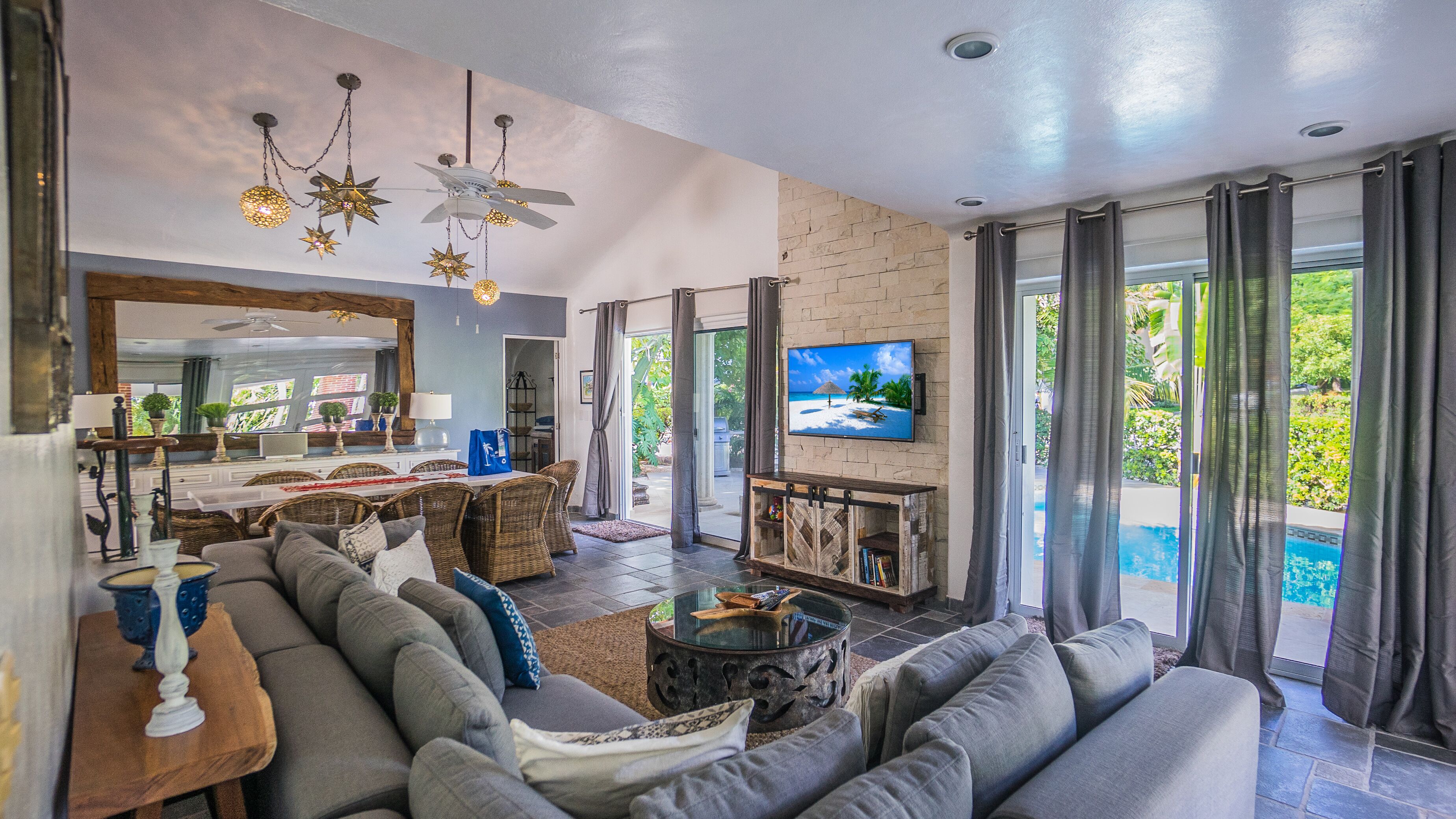 Smart TV, livros, aparelho de som