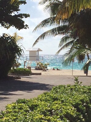 In Strandnähe, Liegestühle, Strandtücher