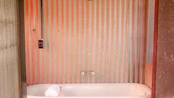 Habitación cuádruple | Baño | Regadera, amenidades de baño gratuitas, secadora de cabello, bidet