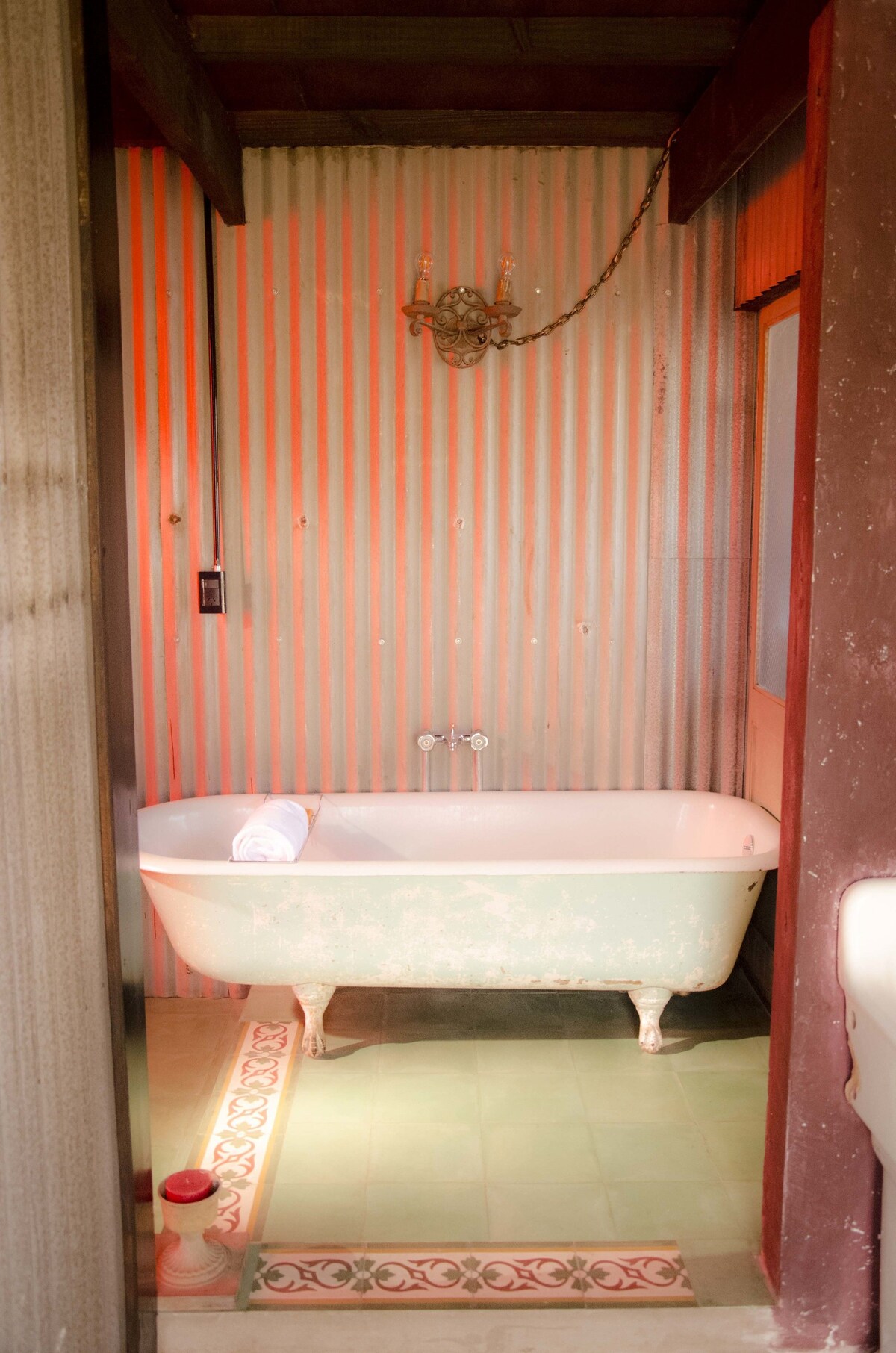 Habitación cuádruple | Baño | Ducha, artículos de higiene personal gratuitos, secador de pelo y bidé