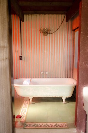 Vierbettzimmer | Badezimmer | Dusche, kostenlose Toilettenartikel, Haartrockner, Bidet