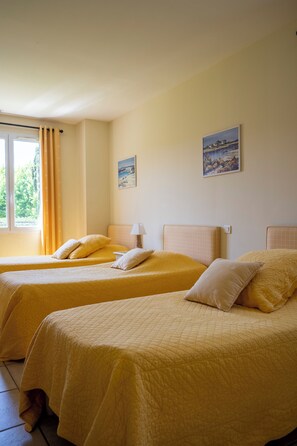 4 عدّة غرف نوم ومكتب ومكواة/لوح كي وسرير سفر