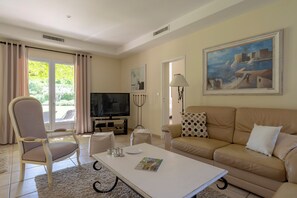 تلفزيون، مدفأة، مشغل دي في دي، تنس طاولة