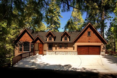 Breathtaking Lake Views! Lakeside Lodge, New Private Dock, Next to Village, AC
