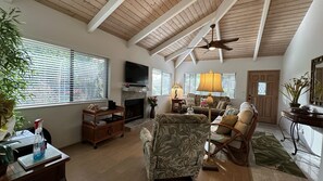 Smart-tv, eldstad, dvd-spelare och ett bordtennisbord