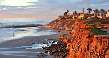 Oceanfront Beach Cottage with private yard, and 50 yards too the sand