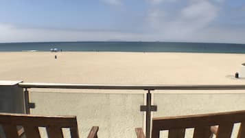 Plage, chaises longues, serviettes de plage