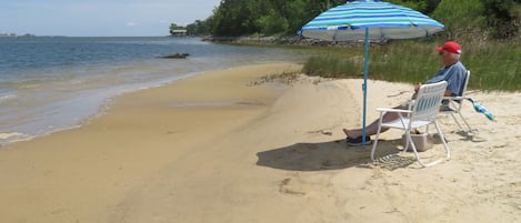 Plage, chaises longues, serviettes de plage