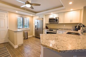 ثلاجة، ميكروويف، فرن، موقد طهي مسطح