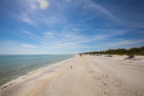 In Strandnähe, Liegestühle, Strandtücher