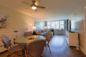 تلفزيون ذكي، مشغل دي في دي، كُتُب، ستيريو