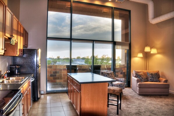 Fridge, microwave, oven, stovetop - Lake Erie Shores and Islands Await !!!! (Sandusky)