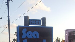 Señal de 'Sea Sands Condominiums' con el número de calle '1421'.