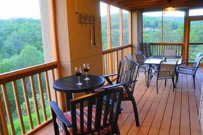 Awesome Lake Views from the Screened-in Deck! Right Next to Silver Dollar City!