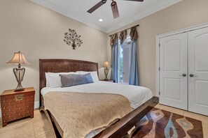 8 bedrooms, iron/ironing board, free WiFi, bed sheets - King Suites Galore! Large Private Pool, Large Kitchen! (Miramar Beach)