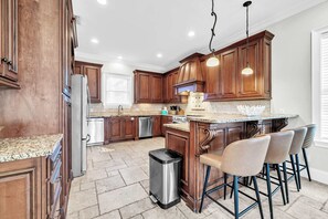 Refrigerador con congelador, microondas, horno y parrilla de estufa 