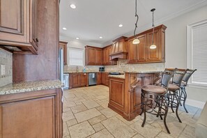 Full-size fridge, microwave, oven, stovetop