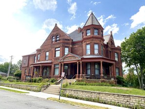 Exterior - Vineyard Mansion - Crown Room - 1 Queen Bed (St Joseph)