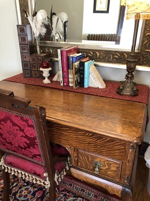 Interior - Vineyard Mansion - Crown Room - 1 Queen Bed (St Joseph)