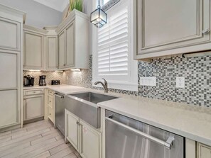 Fridge, microwave, oven, stovetop - Golf Cart! | Huge Pool | Paws Welcome! (Miramar Beach)