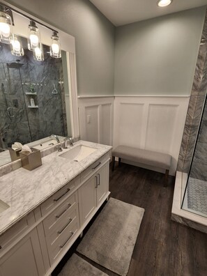 Combined shower/tub, hair dryer, towels, soap - Summer Dates Open, Spectacular Lakefront Condo! 2 King Beds-2 New Baths, A View! (Hollister)