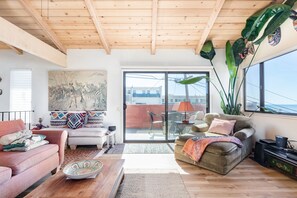 Televisie, een open haard, een dvd-speler en boeken