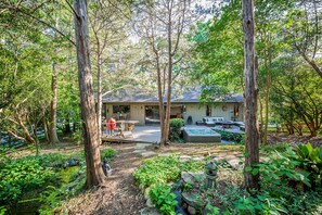 Terrace/patio - Urban Escape w/Hot Tub, Backyard Oasis, Min to Uptown! (Charlotte)