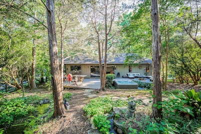 Urban Escape w/Hot Tub, Backyard Oasis, Min to Uptown!