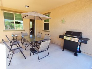 Outdoor dining - Luxury Dove Mountain Home Overlooking Preserve. Gated Community. Golf, Hiking.  (Marana)