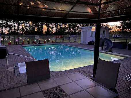 Seasonal outdoor pool. Doran Bay Resort