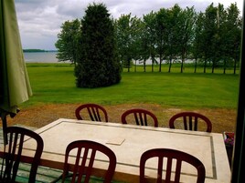 Basic cottage, 2 bedrooms, kitchen, river view (10) | 1 bedroom, desk, free WiFi