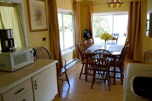 Basic Cottage, 3 Bedrooms, Kitchen, River View (9) | Living area | Flat-screen TV - Doran Bay Resort (South Dundas)