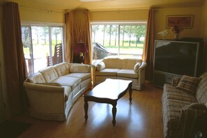 Basic Cottage, 3 Bedrooms, Kitchen, River View (9) | Living area | Flat-screen TV - Doran Bay Resort (South Dundas)