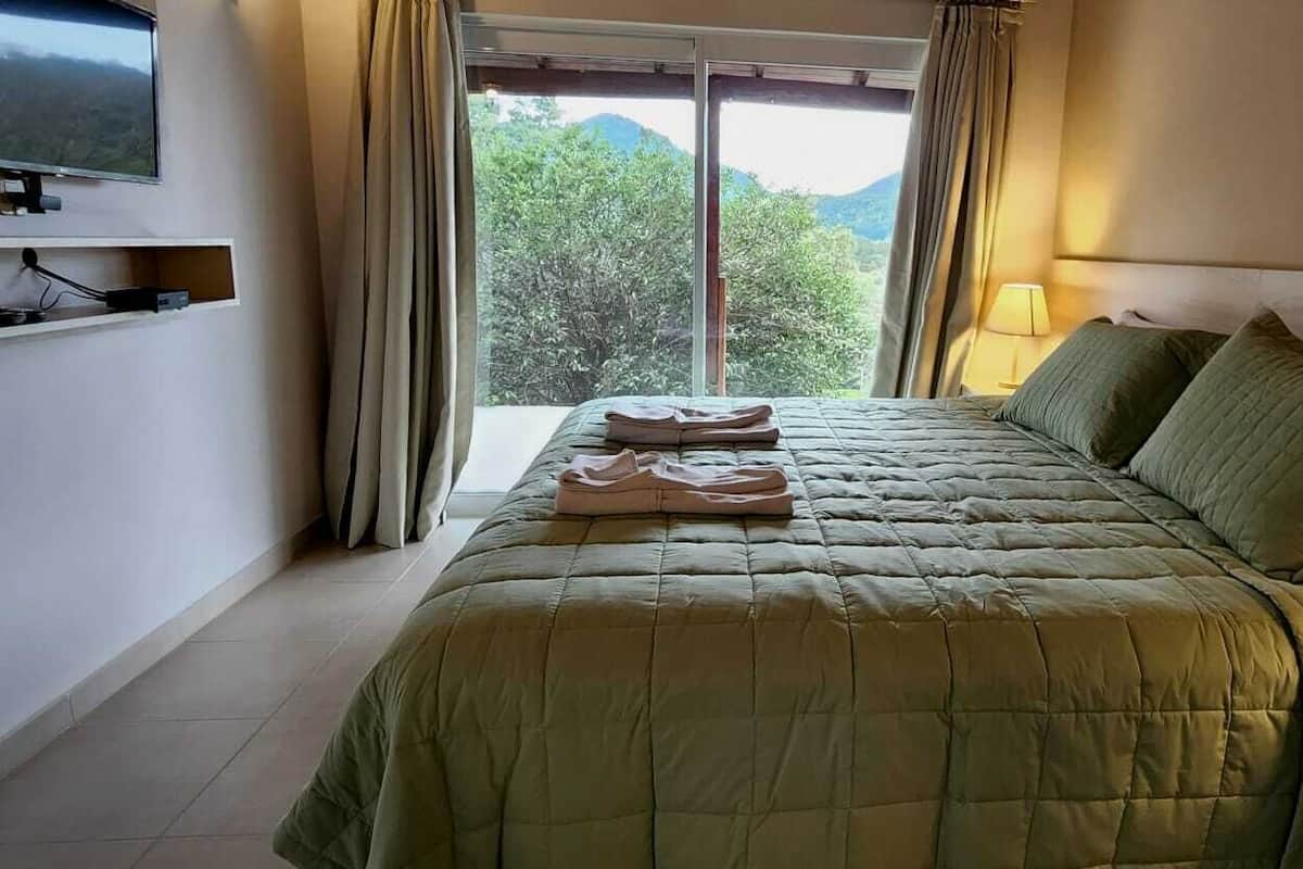 Premium huisje, 2 slaapkamers, uitzicht op heuvels | 2 slaapkamers, luxe beddengoed, donzen dekbedden