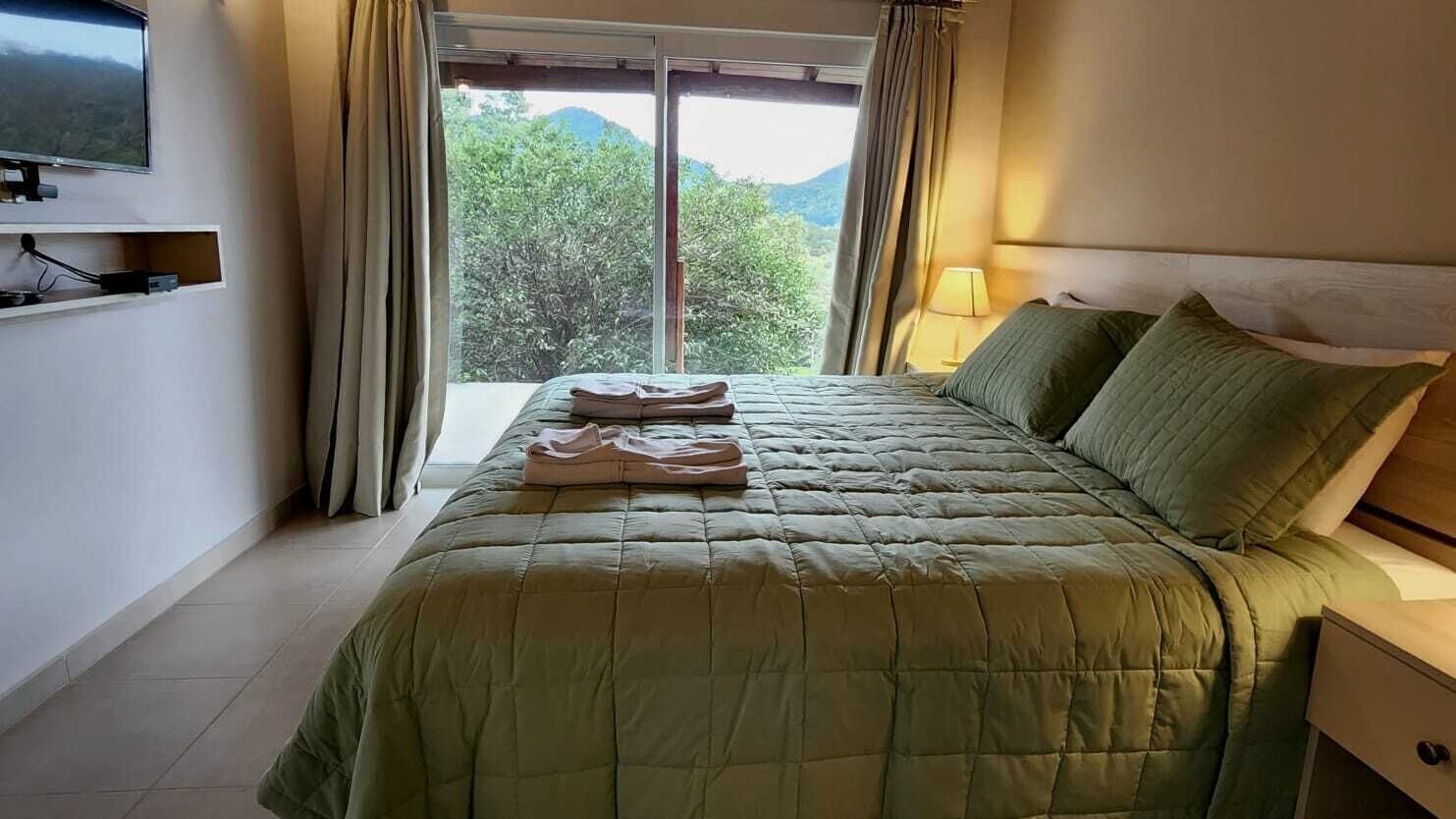 2 bedrooms, premium bedding, down comforters, blackout drapes
