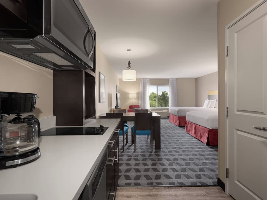 Studio, 2 Queen Beds | Private kitchen