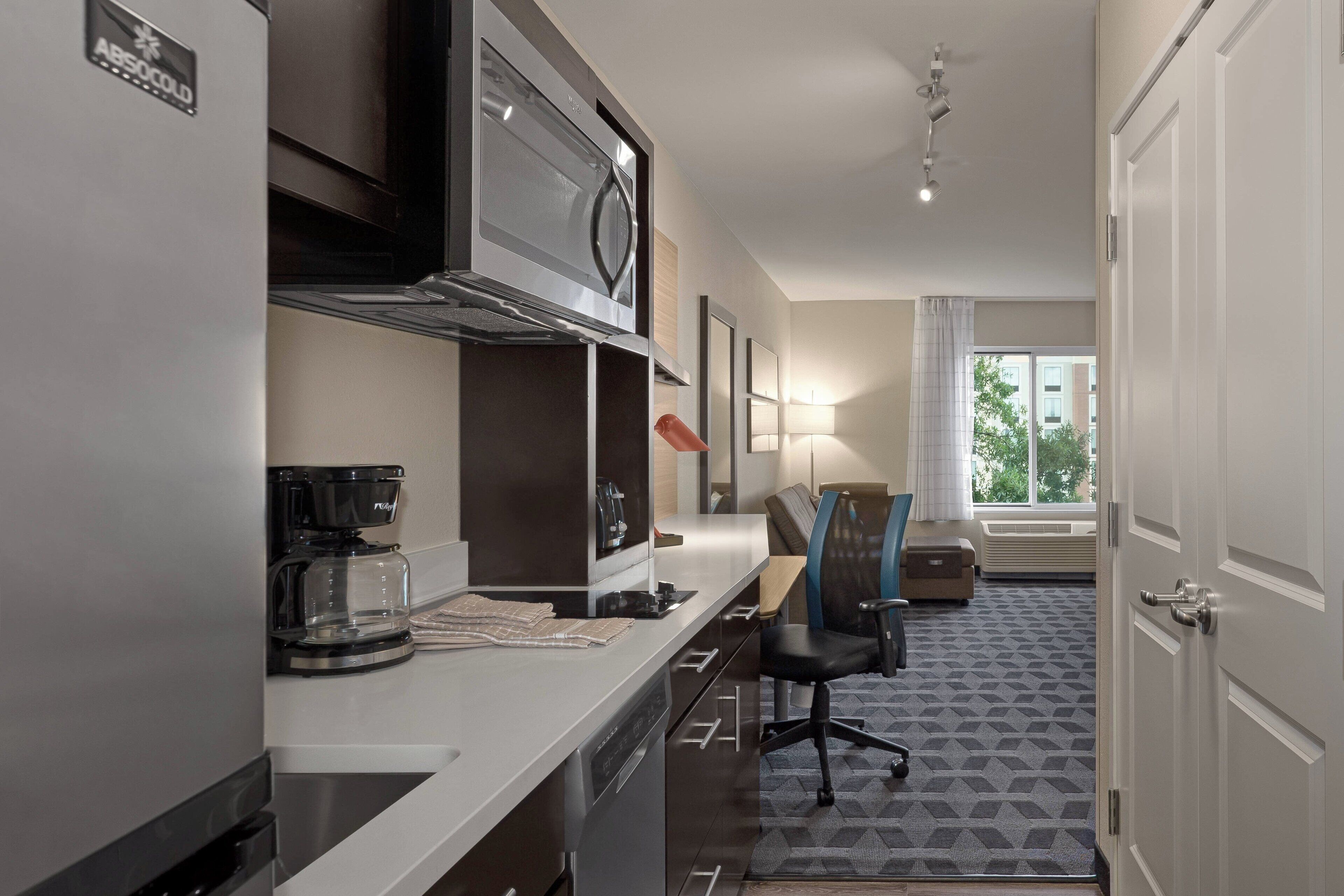 Kjøleskap, mikrobølgeovn, kokeplater og oppvaskmaskin