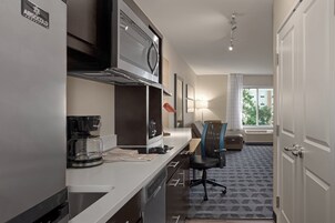 Refrigerador, microondas, placa de cocina, lavavajillas