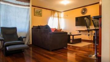 Kamar Standar, 1 kamar tidur, dapur, pemandangan kota | Ruang keluarga | TV layar datar, konsol video game, Netflix, dan pemutar DVD