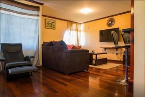Habitación estándar, 1 habitación, cocina, vista a la ciudad | Sala de estar | Televisión de pantalla plana, consola de videojuegos y Netflix 