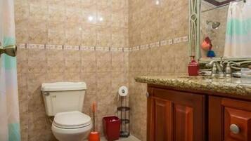 Kamar Standar, 1 kamar tidur, dapur, pemandangan kota | Kamar mandi | Kombinasi shower/bathtub dan perlengkapan mandi gratis