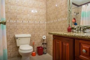 Habitación estándar, 1 habitación, cocina, vista a la ciudad | Baño | Tina con regadera, amenidades de baño gratuitas, secadora de cabello 