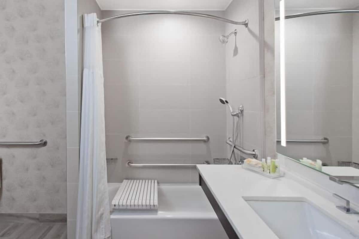 Een bad, gratis toiletartikelen, een haardroger