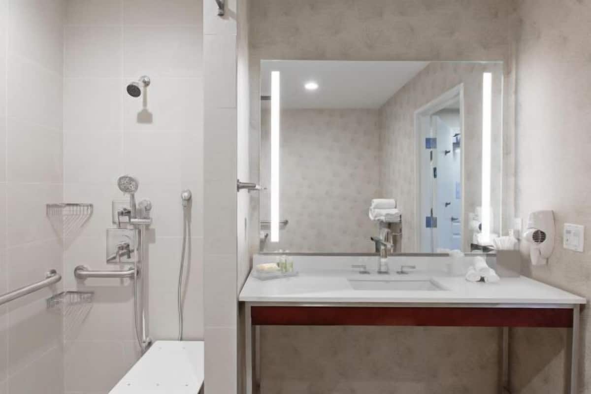 Een bad, gratis toiletartikelen, een haardroger